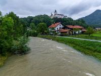 Ausblick von Brücke am Forellensteg auf Prien und Schloß Hohenaschau